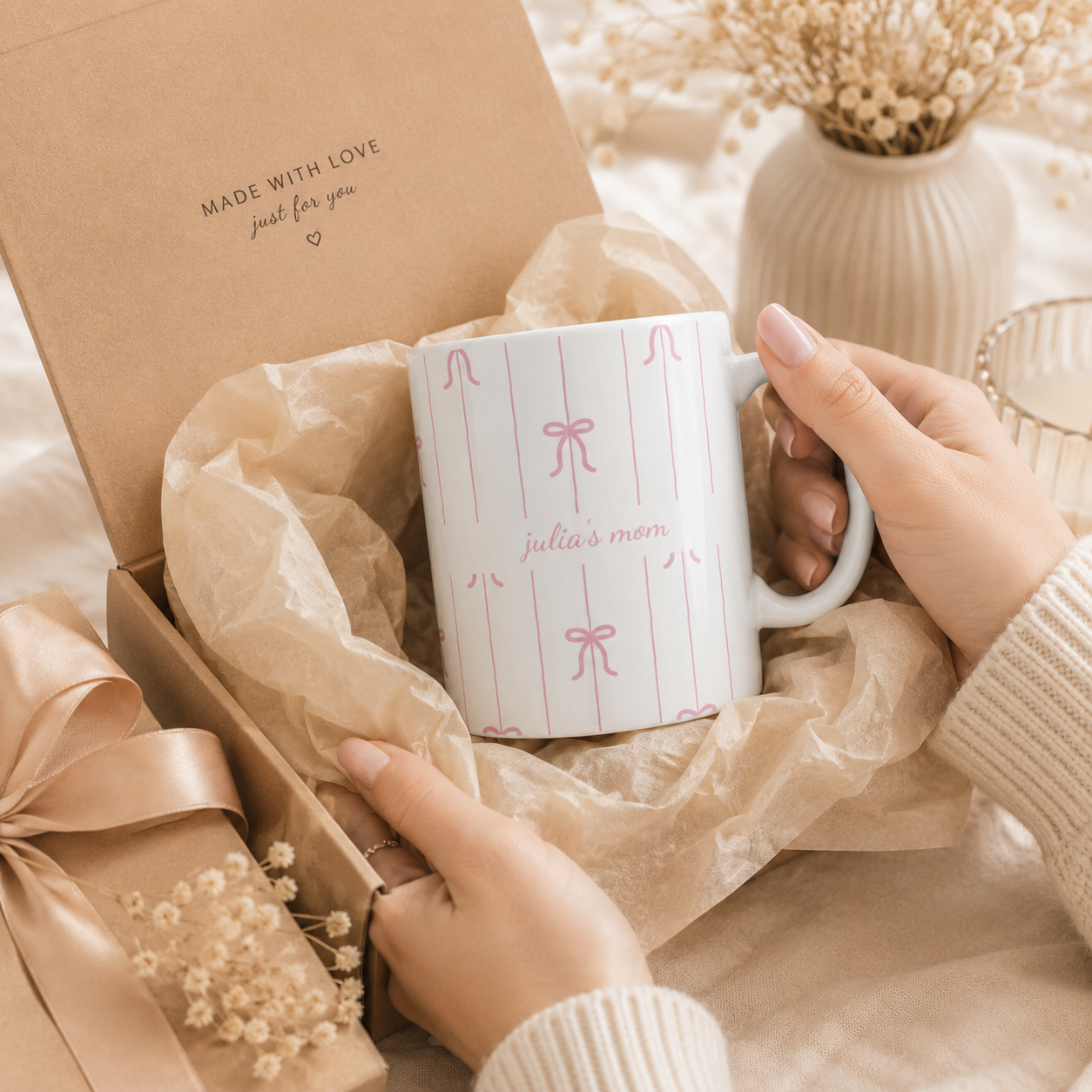 Personalized pink bow pattern mug size and detail view, 11oz and 15oz